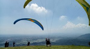 Read more about the article Keseruan Memacu Adrenalin dengan Paralayang di Majalengka