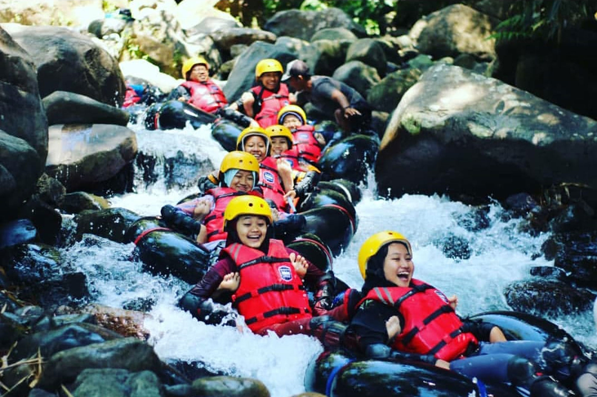 Read more about the article Mengasah Adrenalin dengan Menikmati Cikadongdong River Tubing